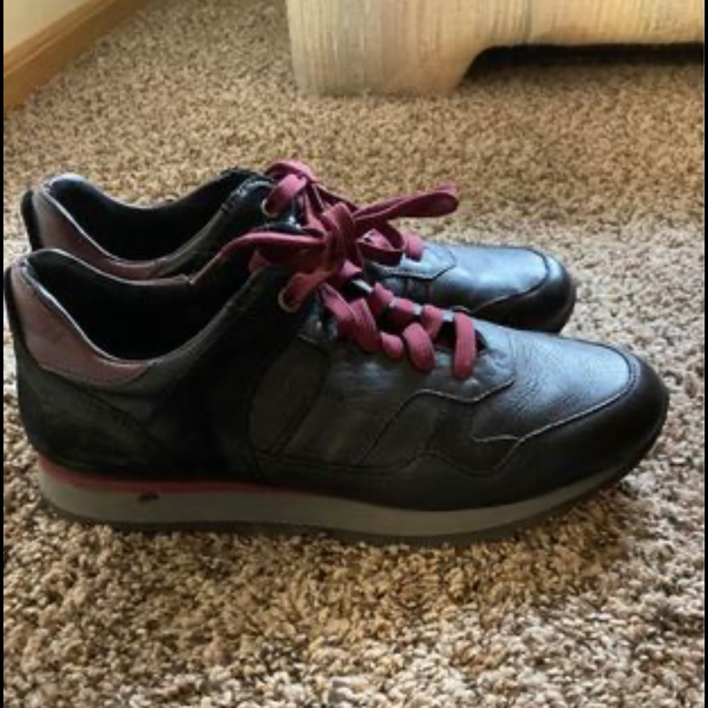 Exton 44 Men’s Black Shoe. Made in Italy. I believe they’re size 10-10.5